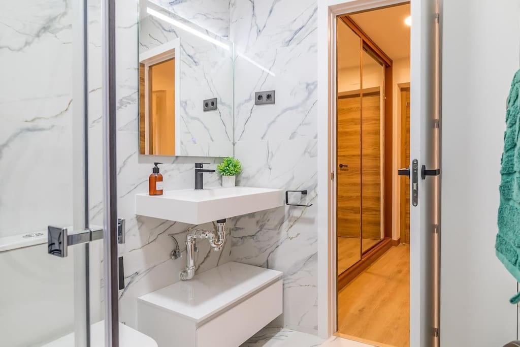 Apartamento Reformado Y Tranquilo Junto A Gran Via 马德里 外观 照片